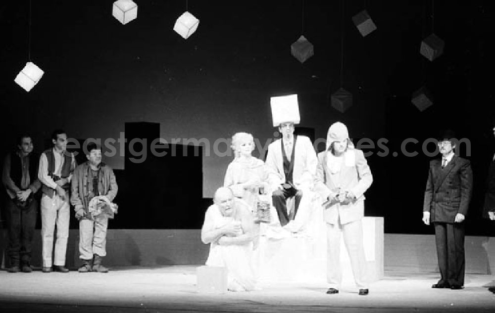 GDR photo archive: Berlin - 02.12.1986 Fotoprobe, Prinz von Portugal in der Volksbühne in Berlin Umschlagnr.: 13