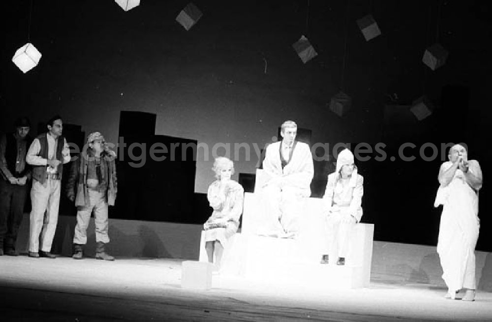 GDR picture archive: Berlin - 02.12.1986 Fotoprobe, Prinz von Portugal in der Volksbühne in Berlin Umschlagnr.: 13