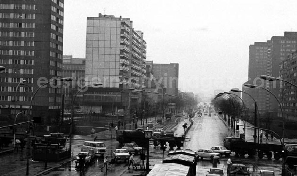 GDR photo archive: Berlin-Friedrichshain - 15.12.1986 Frankfurter Allee vom S-Bahnhof Frankfurter Tor bis - Allee Umschlagnr.: 1367