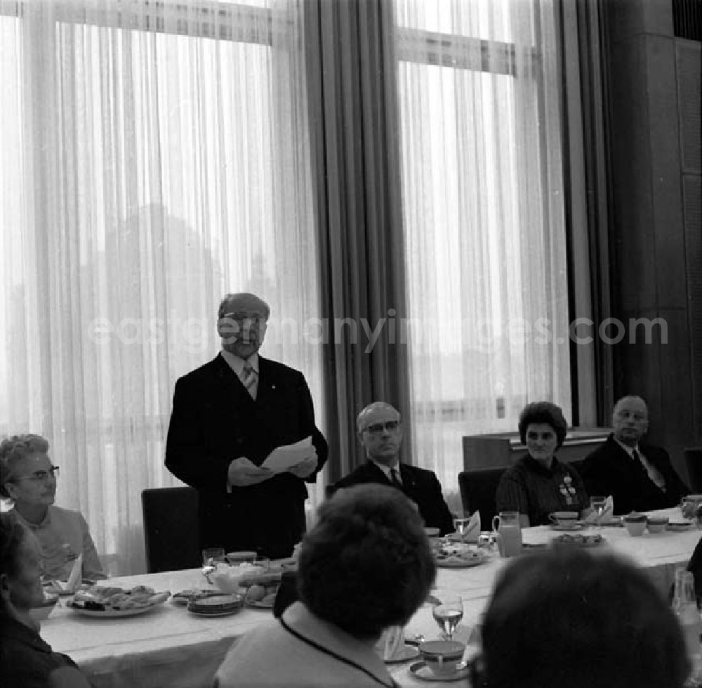 GDR photo archive: Berlin - Frauenempfang im Staatsrat mit Erich Honecker