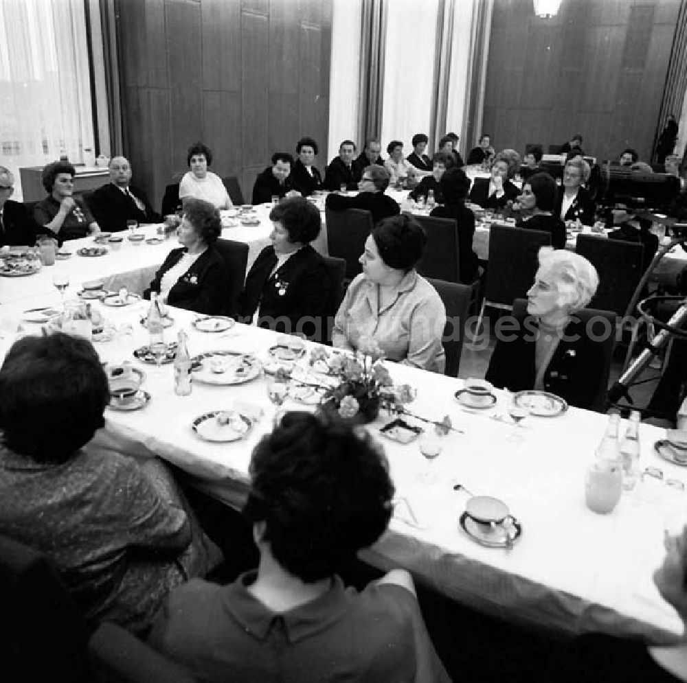 GDR picture archive: Berlin - Frauenempfang im Staatsrat mit Erich Honecker