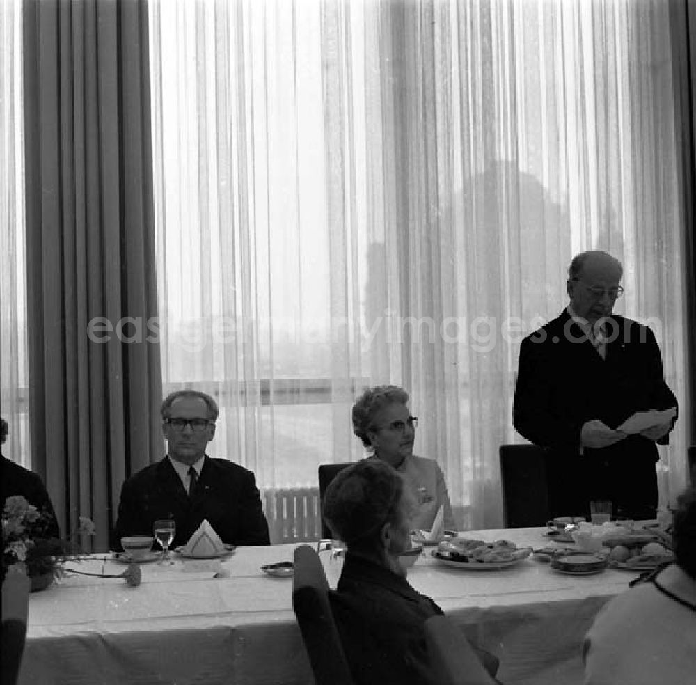 GDR photo archive: Berlin - Frauenempfang im Staatsrat mit Erich Honecker