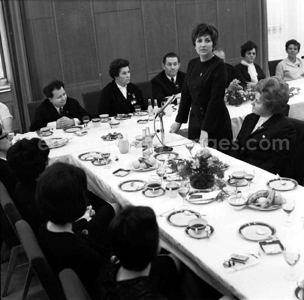 GDR picture archive: Berlin - Frauenempfang im Staatsrat mit Erich Honecker