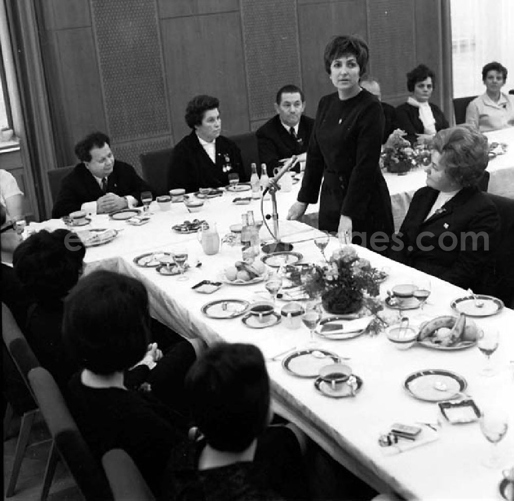 GDR image archive: Berlin - Frauenempfang im Staatsrat mit Erich Honecker