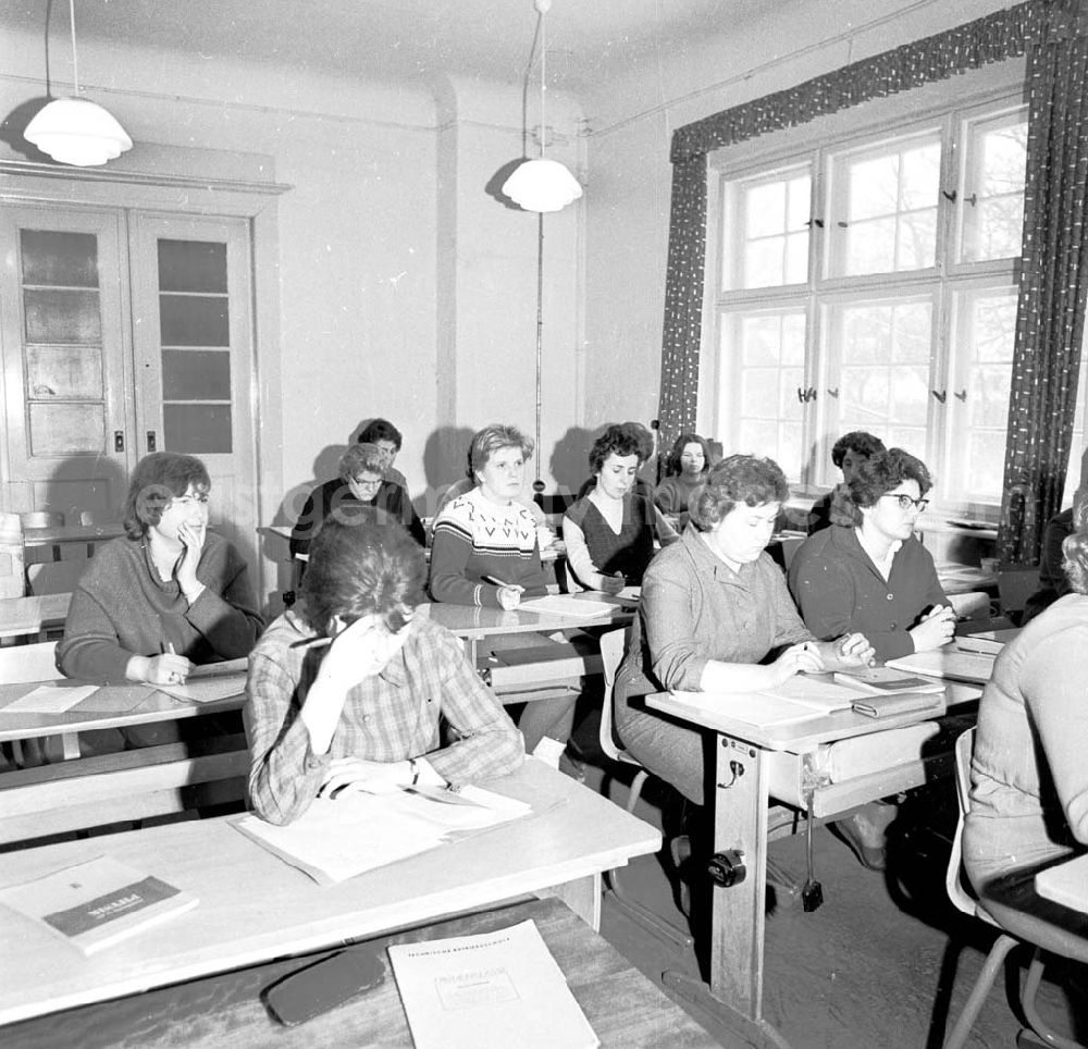 Teltow: Frauenqualifizierung Teltow März 1966 Umschlagsnr.: 1966-113