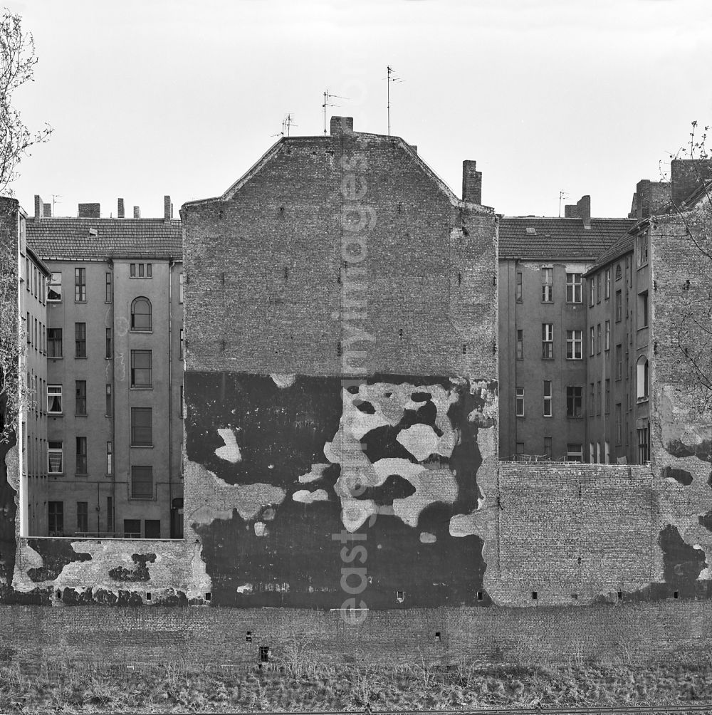 Berlin: Free-standing gable wall of an old residential building facade in an old apartment building development on street Danenstrasse in the district Prenzlauer Berg in Berlin Eastberlin on the territory of the former GDR, German Democratic Republic