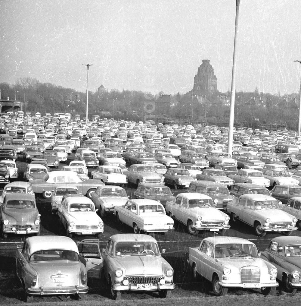 GDR image archive: Leipzig - Frühjahrsmesse 1966 Parkplatz, Autos stehen zusammen. Umschlagsnr.: 1966-73 (I)