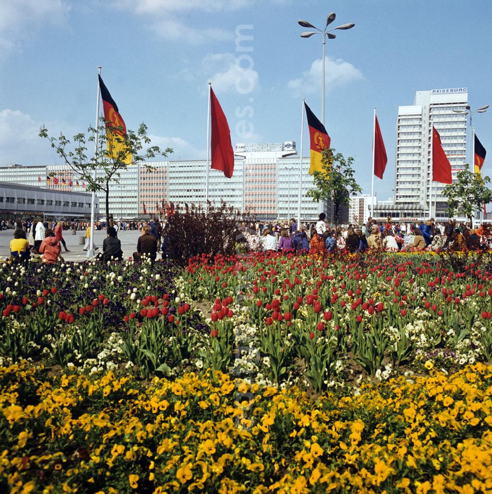 GDR picture archive: Berlin - Zum 1. Maifeiertag 1973 ist der Alexanderplatz in Berlin mit Fahnen und Blumen festlich geschmückt. Im Hintergrund Blick auf das Haus des Reisens und das Haus der Elektrotechnik.