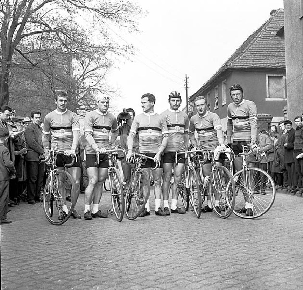 Kreischa (Sachsen): 1967 Friedensfahrtvorbereitung Rund um die Braunkohle Mannschaft in Kreischa Umschlagnr.: 57a