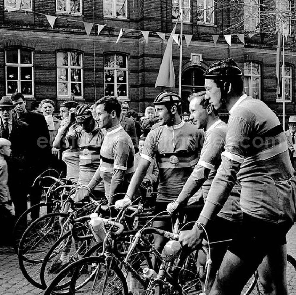 Kreischa (Sachsen): 1967 Friedensfahrtvorbereitung Rund um die Braunkohle Mannschaft in Kreischa Umschlagnr.: 57a