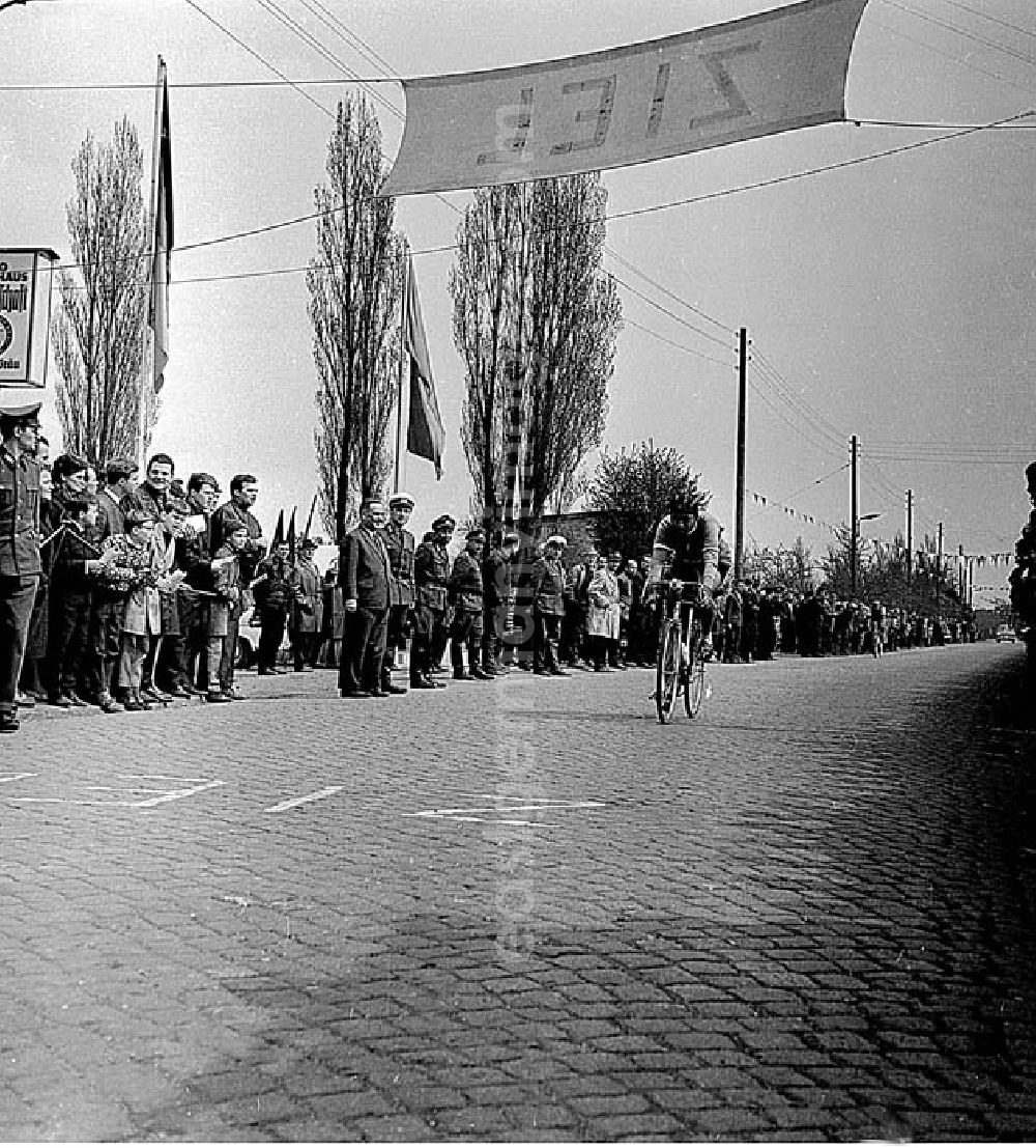 GDR image archive: Kreischa (Sachsen) - 1967 Friedensfahrtvorbereitung Rund um die Braunkohle Mannschaft in Kreischa Umschlagnr.: 57a