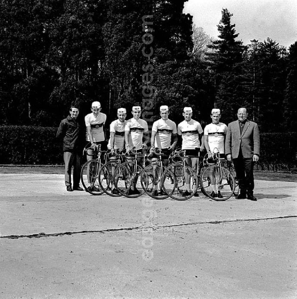 GDR photo archive: Kreischa (Sachsen) - 1967 Friedensfahrtvorbereitung Rund um die Braunkohle Mannschaft in Kreischa Umschlagnr.: 57a