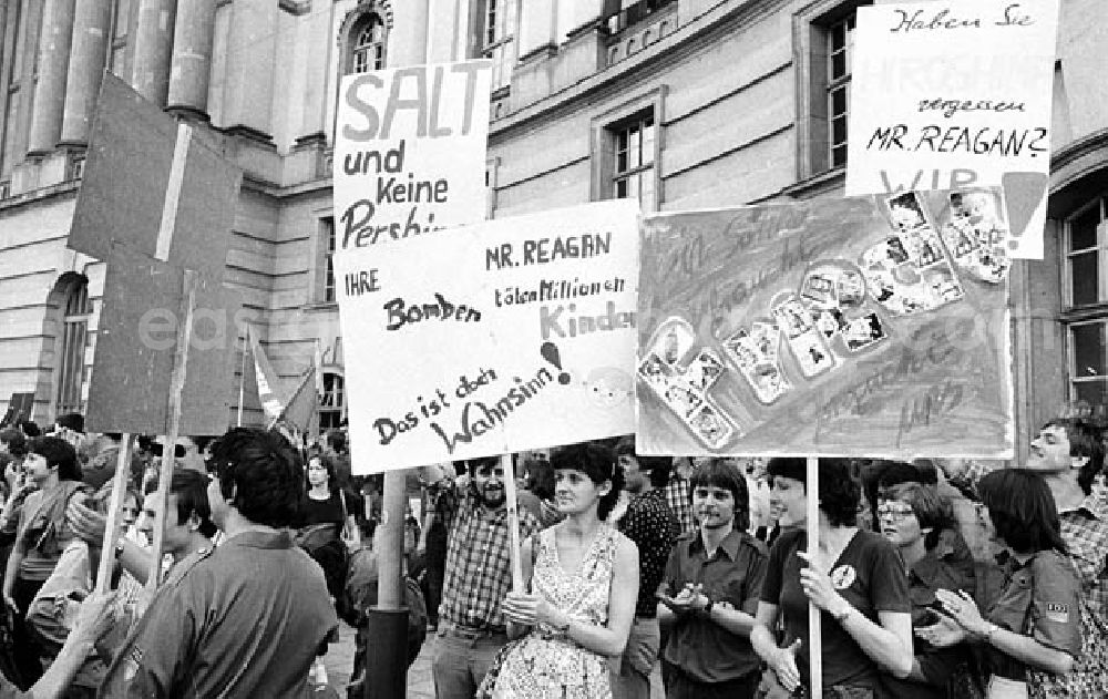 GDR image archive: Berlin - Mitte - 27.05.1982 Friedenskundgebung auf dem Bebelplatz in Berlin-Mitte Umschlagnr.: 54