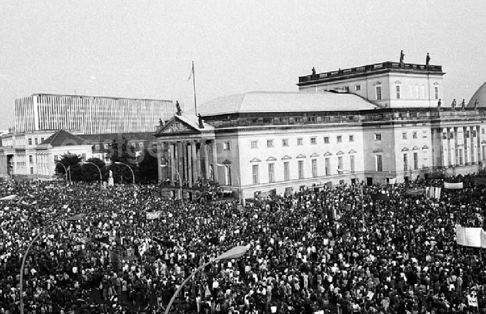 GDR photo archive: Berlin - Mitte - 27.05.1982 Friedenskundgebung auf dem Bebelplatz in Berlin-Mitte Umschlagnr.: 54