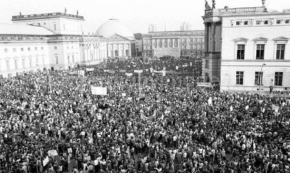 GDR picture archive: Berlin - Mitte - 27.05.1982 Friedenskundgebung auf dem Bebelplatz in Berlin-Mitte Umschlagnr.: 54