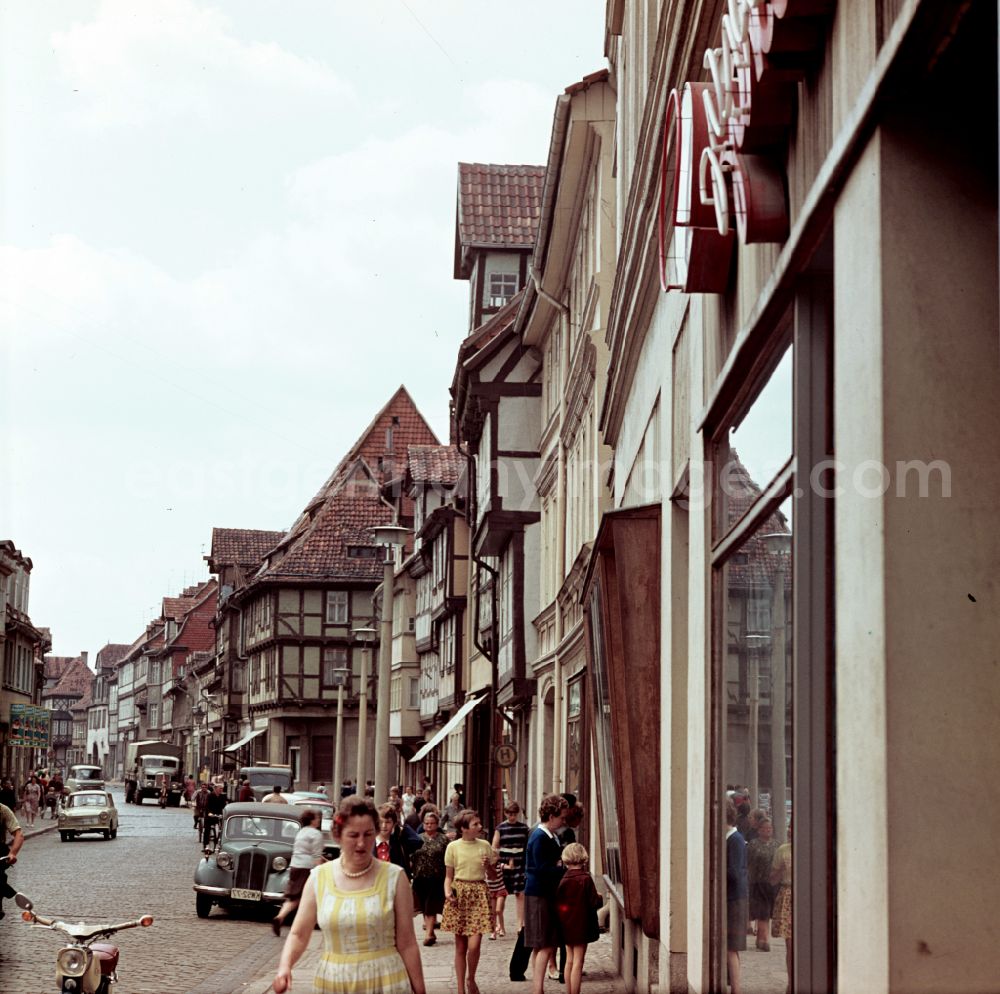 Quedlinburg: Pedestrians and passers-by in traffic in front of half-timbered house facades in Quedlinburg, Saxony-Anhalt in the area of the former GDR, German Democratic Republic