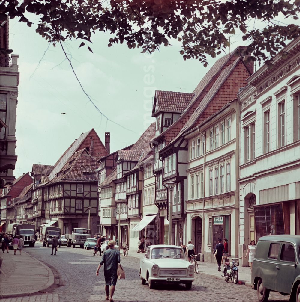 GDR image archive: Quedlinburg - Pedestrians and passers-by in traffic in front of half-timbered house facades in Quedlinburg, Saxony-Anhalt in the area of the former GDR, German Democratic Republic