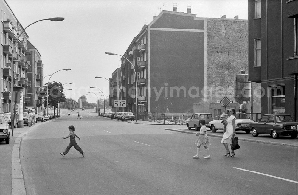 GDR photo archive: Berlin - Pedestrians and passers-by in traffic on street Markgrafendamm in the district Friedrichshain in Berlin Eastberlin on the territory of the former GDR, German Democratic Republic