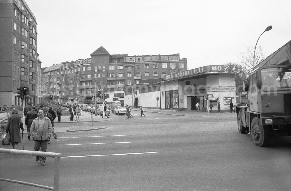 GDR photo archive: Berlin - Pedestrians and passers-by in traffic at the Ringbahnhalle on Frankfurter Allee at the corner of Pettenkofer Strasse on Frankfurter Allee in the district of Friedrichshain in Berlin East Berlin in the territory of the former GDR, German Democratic Republic