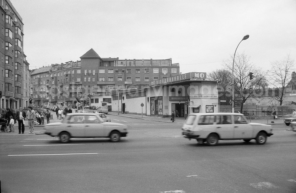 GDR picture archive: Berlin - Pedestrians and passers-by in traffic at the Ringbahnhalle on Frankfurter Allee at the corner of Pettenkofer Strasse on Frankfurter Allee in the district of Friedrichshain in Berlin East Berlin in the territory of the former GDR, German Democratic Republic