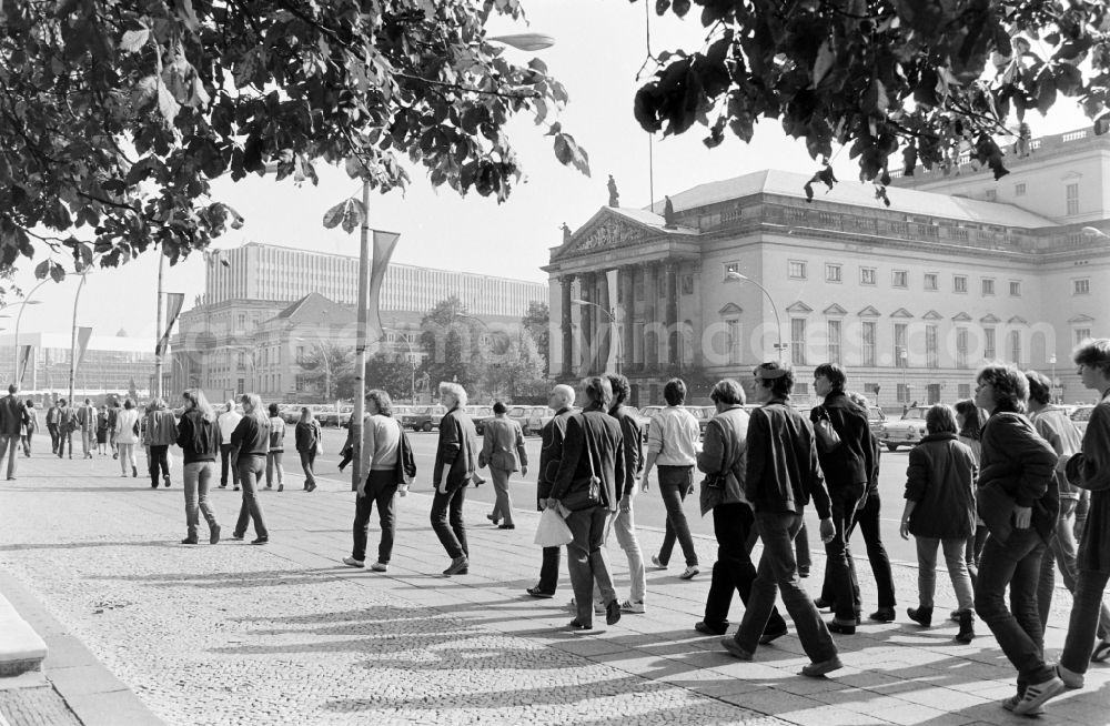 GDR picture archive: Berlin - Pedestrians and passers-by in traffic on the street Unter den Linden opposite the German State Opera in the Mitte district of Berlin East Berlin in the area of the former GDR, German Democratic Republic