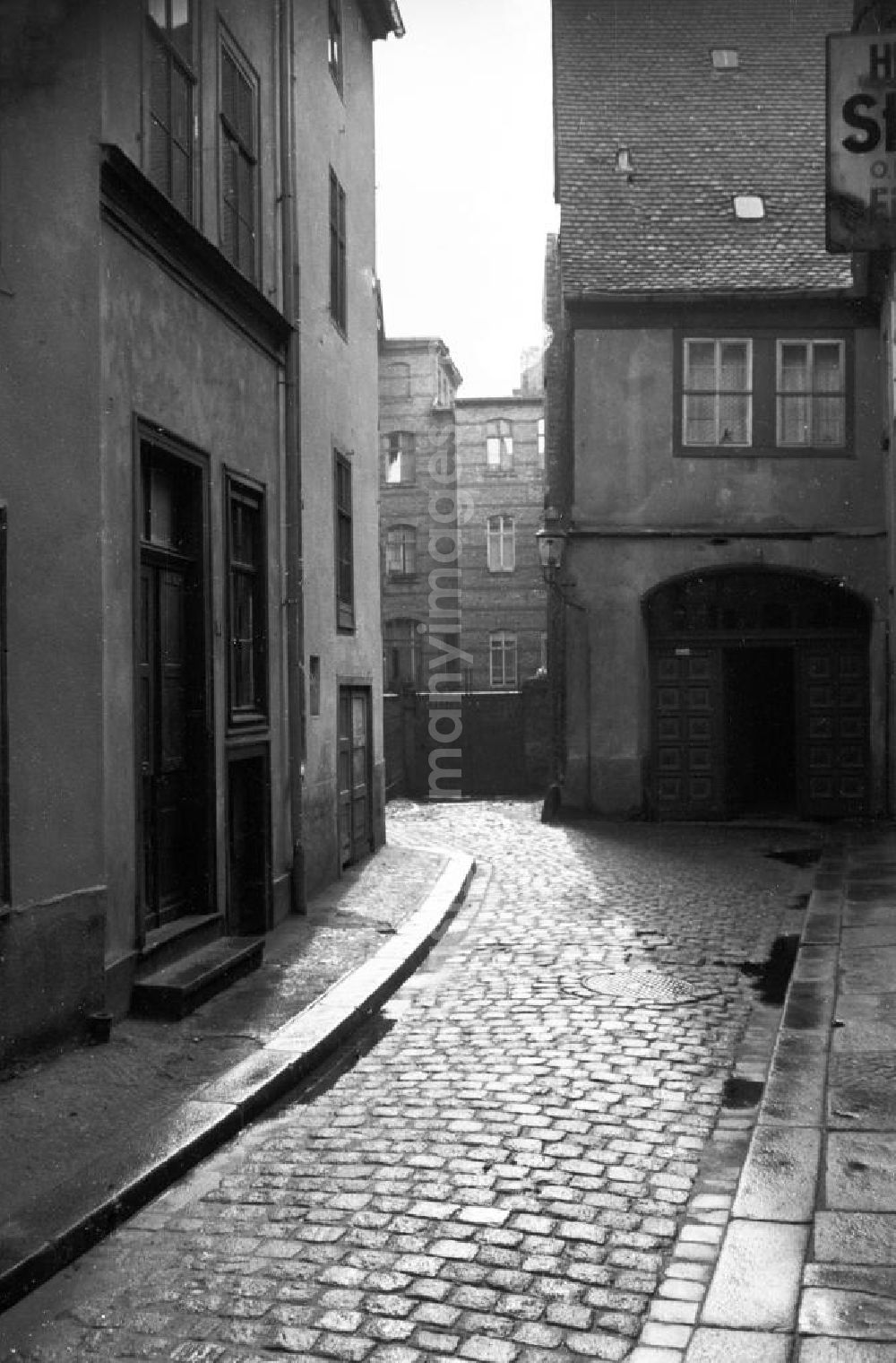 Halle: Blick auf eine Gasse mit zwei Gebäuden / Altbauten. Bestmögliche Qualität nach Vorlage!