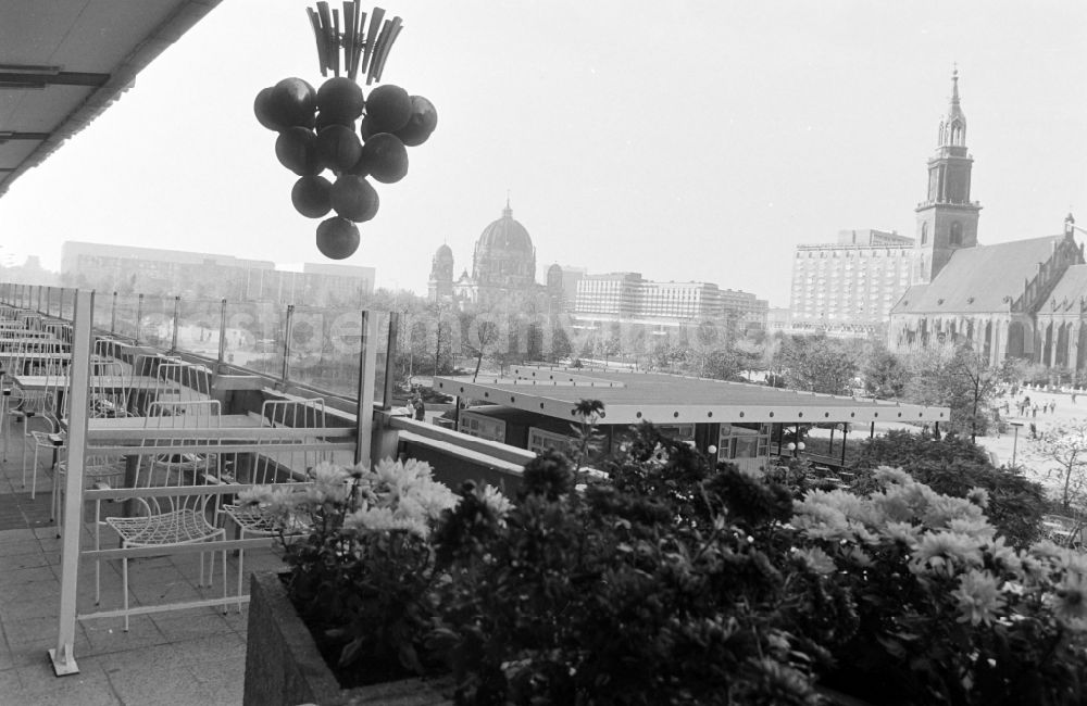 GDR image archive: Berlin - Restaurant and tavern on street Rathausstrasse in Berlin Eastberlin on the territory of the former GDR, German Democratic Republic