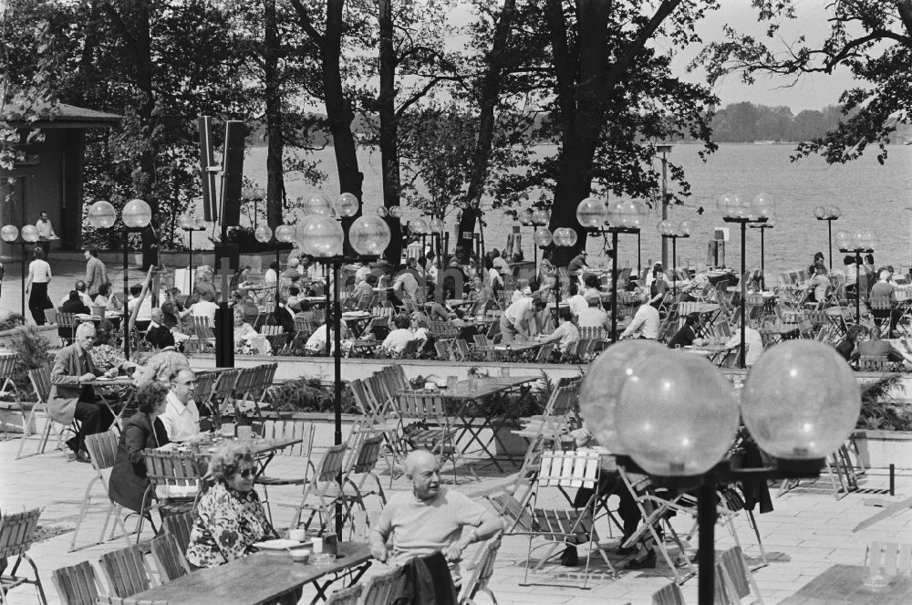 GDR picture archive: Berlin - Visitors and guests at the tables of the open-air restaurant Ruebezahl on Mueggelheimer Damm in the Koepenick district of Berlin, East Berlin in the territory of the former GDR, German Democratic Republic