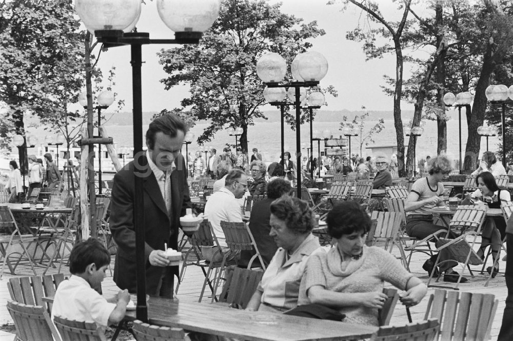 Berlin: Visitors and guests at the tables of the open-air restaurant Ruebezahl on Mueggelheimer Damm in the Koepenick district of Berlin, East Berlin in the territory of the former GDR, German Democratic Republic