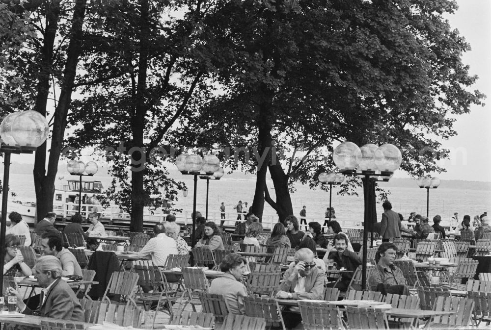 GDR image archive: Berlin - Visitors and guests at the tables of the open-air restaurant Ruebezahl on Mueggelheimer Damm in the Koepenick district of Berlin, East Berlin in the territory of the former GDR, German Democratic Republic