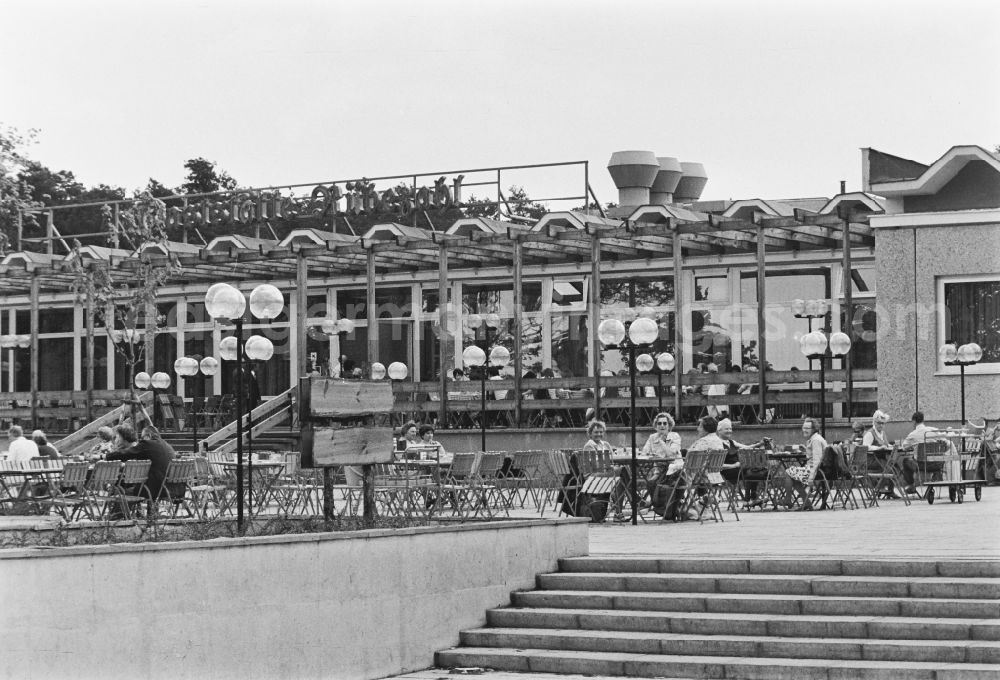 GDR photo archive: Berlin - Visitors and guests at the tables of the open-air restaurant Ruebezahl on Mueggelheimer Damm in the Koepenick district of Berlin, East Berlin in the territory of the former GDR, German Democratic Republic