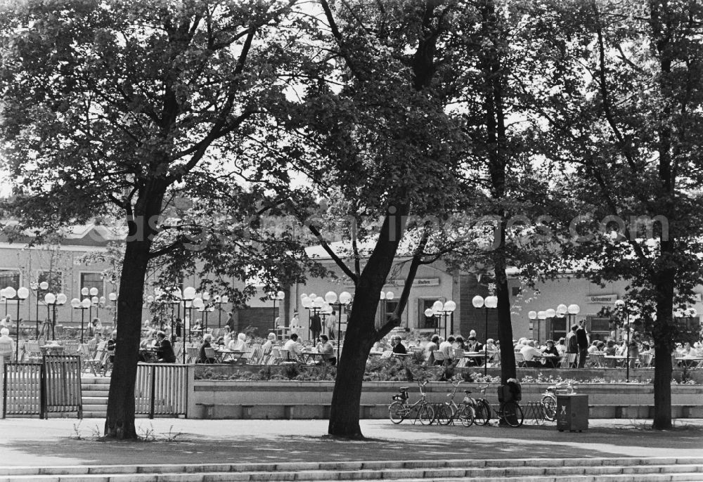 GDR picture archive: Berlin - Visitors and guests at the tables of the open-air restaurant Ruebezahl on Mueggelheimer Damm in the Koepenick district of Berlin, East Berlin in the territory of the former GDR, German Democratic Republic