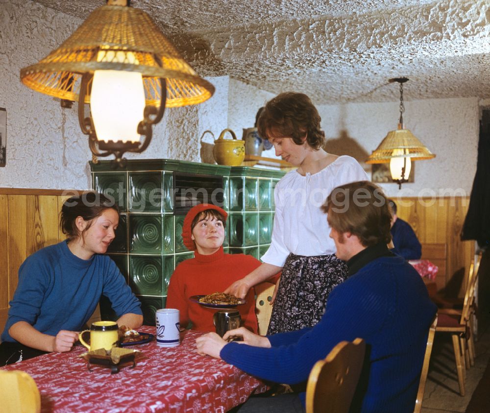 Steinbach-Hallenberg: Guests having lunch in a Thuringian specialty restaurant in Steinbach-Hallenberg, Thuringia in the territory of the former GDR, German Democratic Republic