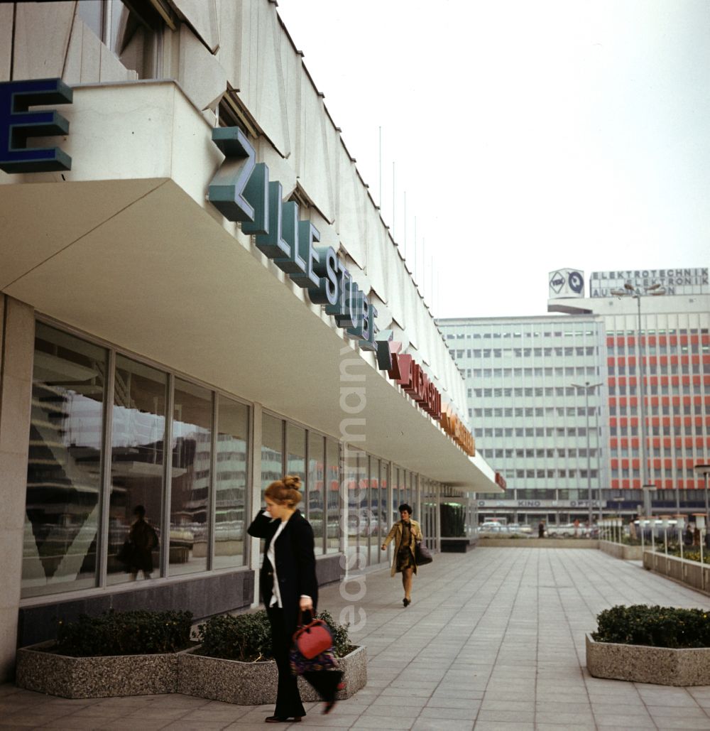 GDR picture archive: Berlin - Restaurant and tavern Zillestube on place Alexanderplatz in the district Mitte in Berlin Eastberlin on the territory of the former GDR, German Democratic Republic