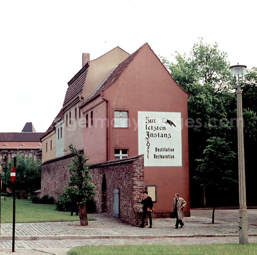 GDR photo archive: Berlin - Restaurant and tavern Zur letzten Instanz on street Waisenstrasse in the district Mitte in Berlin Eastberlin on the territory of the former GDR, German Democratic Republic