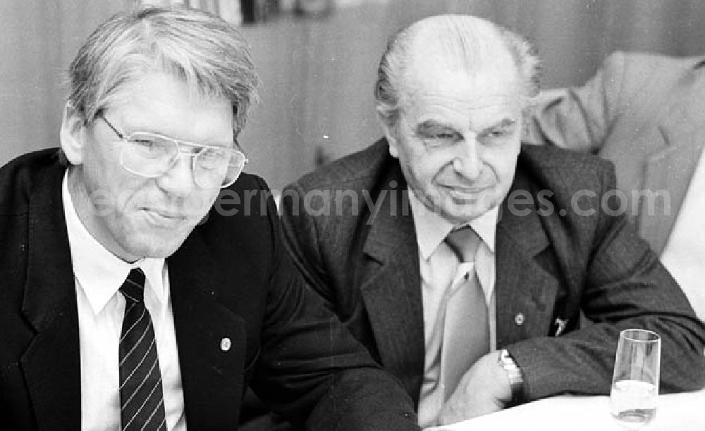 GDR image archive: Berlin - 26.09.1986 50. Geburtstag Dieter Brückner (Stellvertreter des Neuen Deutschland) Umschlagnr.: 1