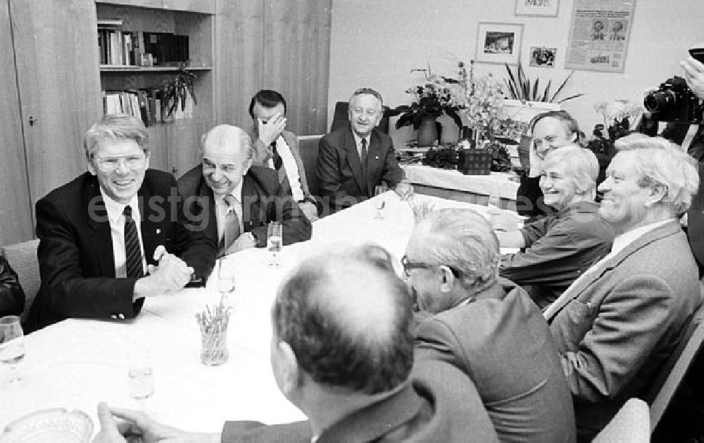 GDR photo archive: Berlin - 26.09.1986 50. Geburtstag Dieter Brückner (Stellvertreter des Neuen Deutschland) Umschlagnr.: 1