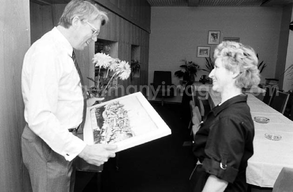 GDR photo archive: Berlin - 26.09.1986 50. Geburtstag Dieter Brückner (Stellvertreter des Neuen Deutschland) Umschlagnr.: 1