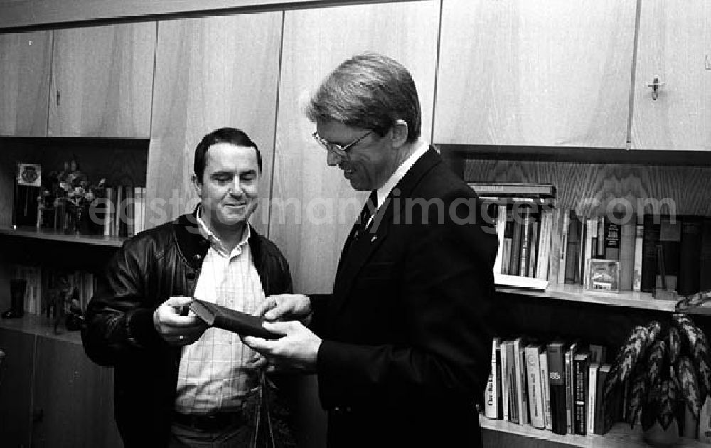 GDR photo archive: Berlin - 26.09.1986 50. Geburtstag Dieter Brückner (Stellvertreter des Neuen Deutschland) Umschlagnr.: 1