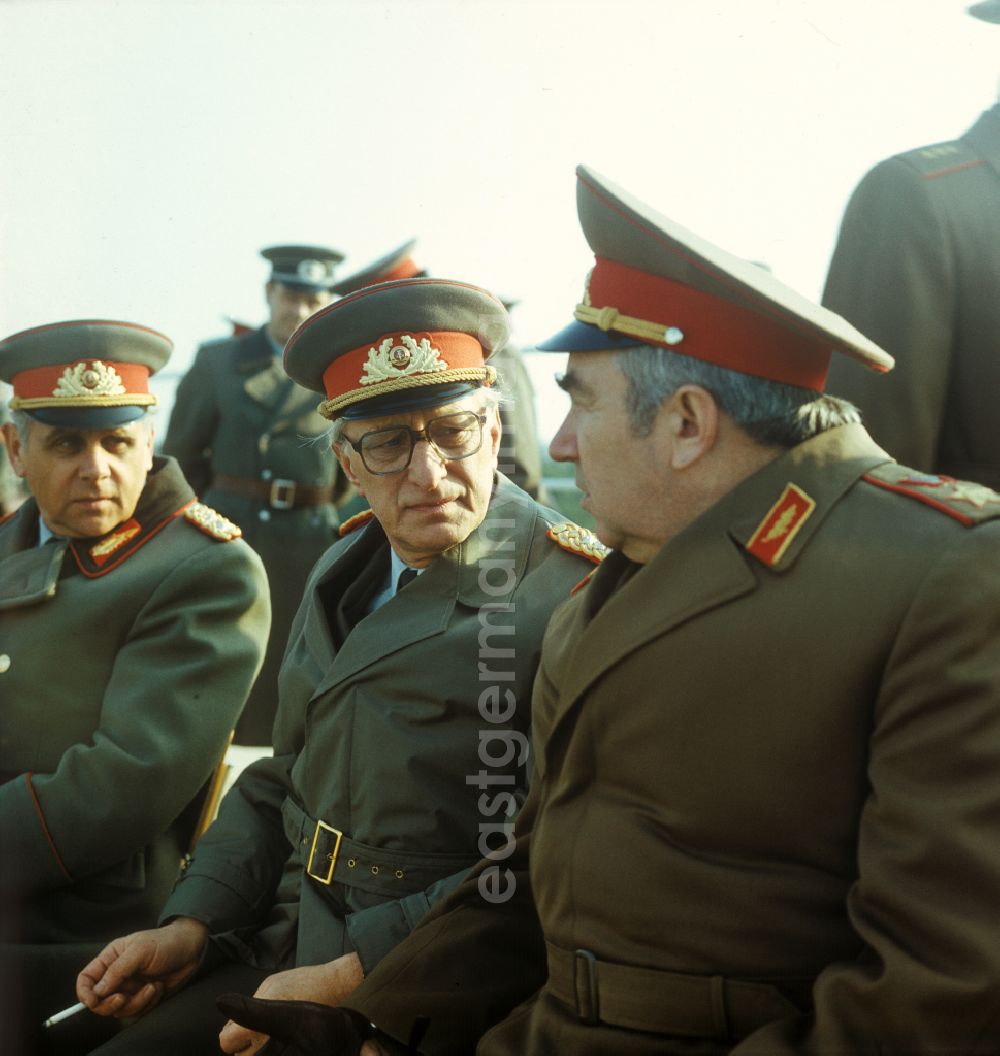 GDR photo archive: Wolmirstedt - Lieutenant General Werner Rothe and Army General Heinz Kessler exchanging ideas and opinions Army General Boris Wassiljewitsch Snetkow of the GSSD during a maneuver on the military training area in Wolmirstedt in Saxony-Anhalt on the territory of the former GDR, German Democratic Republic