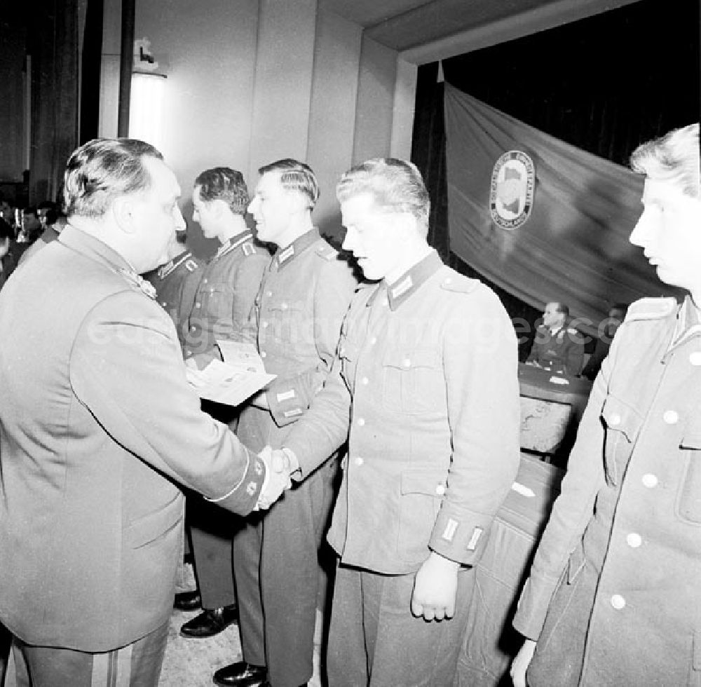 Berlin: 1966 Generalmajor Hans Ernst beglückwünscht die neuen Mitglieder der Partei