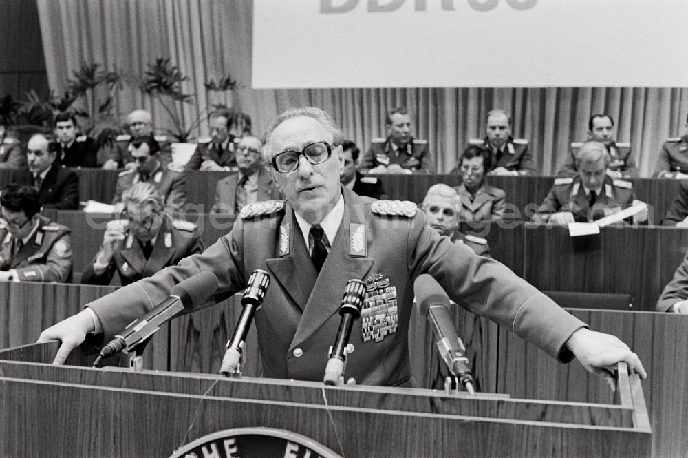 GDR photo archive: Dresden - Colonel General Heinz Kessler (Chief of the Main Staff of the NVA) speaks at the lectern in front of soldiers, non-commissioned officers, officers and generals as members of the NVA National People's Army at the delegates' conference in the Kulturpalast in the Altstadt district of Dresden, Saxony in the territory of the former GDR, German Democratic Republic