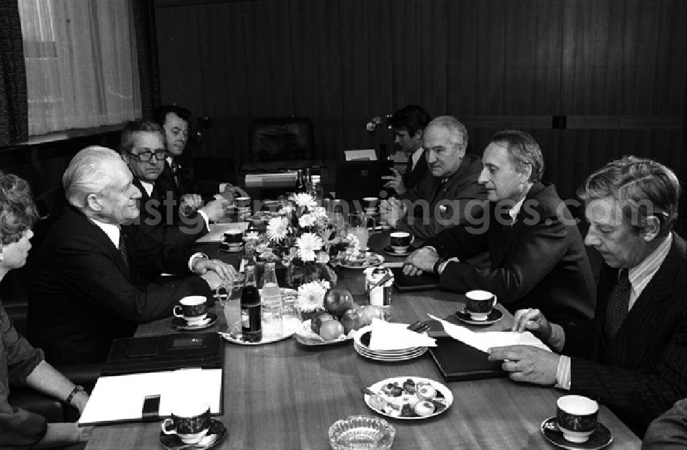 GDR picture archive: Berlin - Genosse Mittag empfängt Minister Demau aus Frankreich. (143)