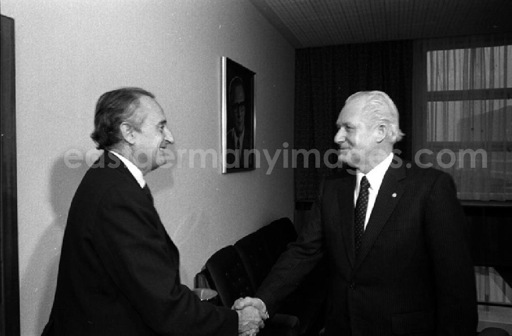 GDR photo archive: Berlin - Genosse Mittag empfängt Minister Demau aus Frankreich. (143)