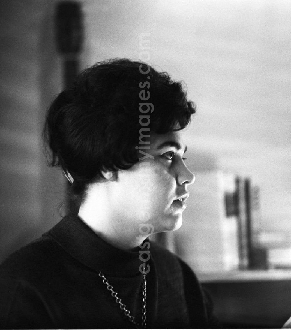 GDR photo archive: Berlin - Porträtaufnahme der bekannten DDR-Schriftstellerin und Lyrikerin Gisela Steineckert. Gisela Steineckert war seit 1957 freischaffend schriftstellerisch tätig und schrieb zu dieser Zeit für Zeitungen und Zeitschriften sowie Hörspiele.