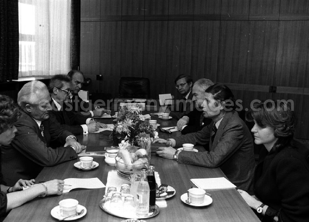 GDR image archive: Berlin - Günter Mittag empfängt französische Delegation unter Olivier Stirn - Tourismus- Minister. (454)