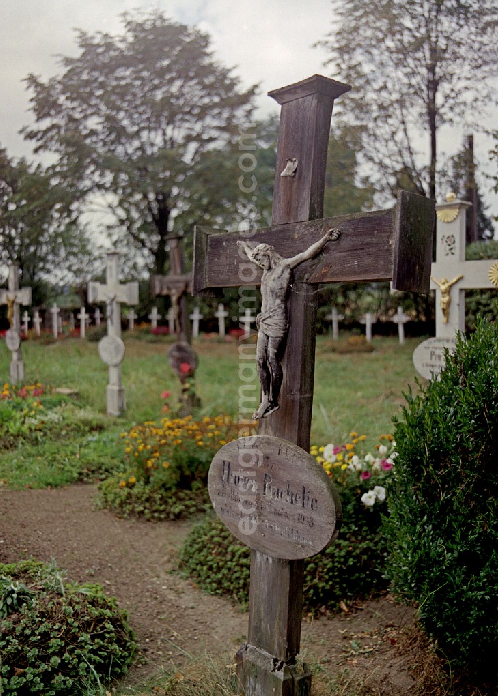 GDR image archive: Ralbitz-Rosenthal - Cultural-historical grave cross and gravestone ensemble in the Sorbian cemetery on the main street in Ralbitz-Rosenthal, Saxony in the territory of the former GDR, German Democratic Republic