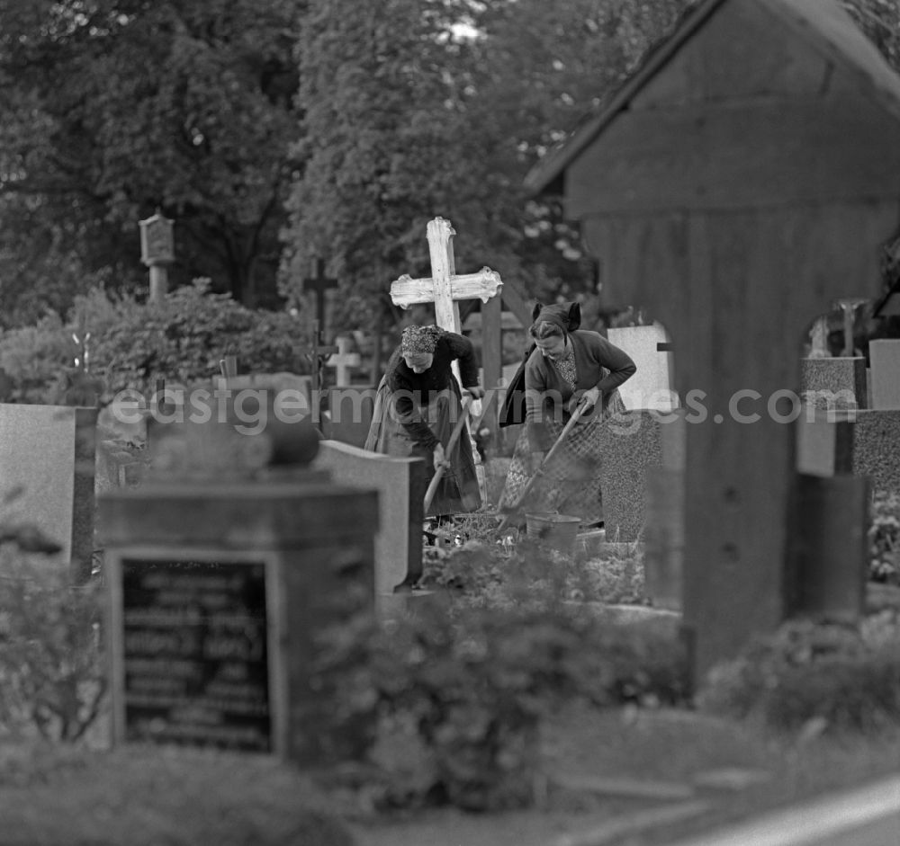 GDR picture archive: Ralbitz-Rosenthal - Cultural-historical gravestone ensemble at the Sorbian cemetery on the cemetery on the main street in Ralbitz-Rosenthal, Saxony in the area of the former GDR, German Democratic Republic