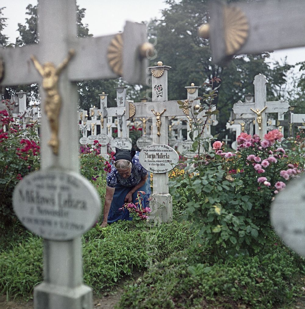 GDR image archive: Ralbitz-Rosenthal - Cultural-historical grave cross and gravestone ensemble in the Sorbian cemetery on the main street in Ralbitz-Rosenthal, Saxony in the territory of the former GDR, German Democratic Republic