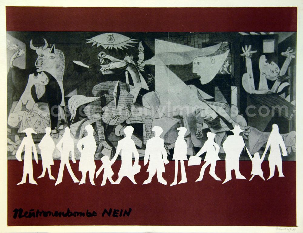 GDR picture archive: Berlin - Grafik von Herbert Sandberg Neutronenbombe – NEIN aus dem Jahr 1981, 43,7x33,2cm Farblithographie, handsigniert. Collage aus Picassos 'Guernica' von 1937 im Hintergrund und den weißen Umrissen einiger Menschen im Vordergrund (Von den Menschen, die in den Tod gebombt sind, bleiben nur weiße Schatten.).